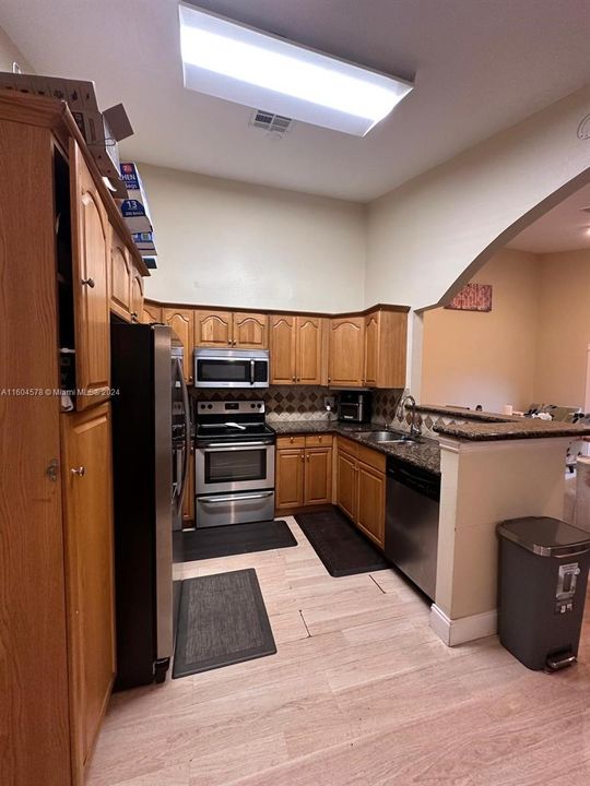 Active With Contract: $3,150 (3 beds, 2 baths, 1116 Square Feet)
