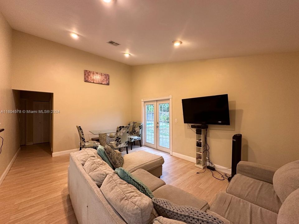 Active With Contract: $3,150 (3 beds, 2 baths, 1116 Square Feet)