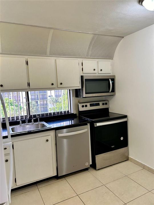 For Rent: $2,000 (1 beds, 1 baths, 767 Square Feet)