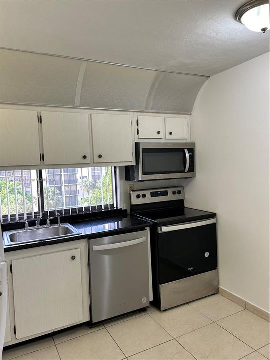 For Rent: $2,100 (1 beds, 1 baths, 767 Square Feet)