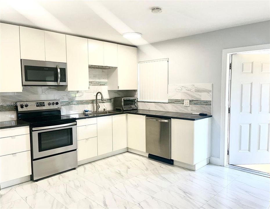 For Rent: $1,700 (1 beds, 1 baths, 513 Square Feet)