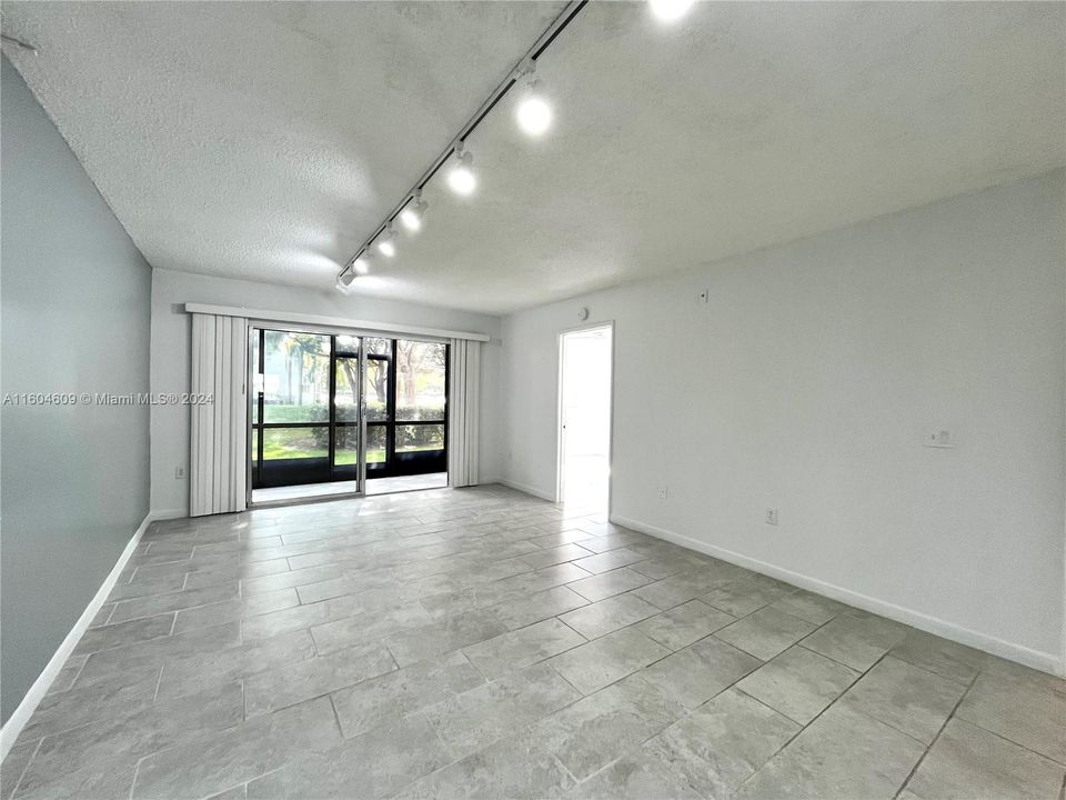 Active With Contract: $227,000 (2 beds, 1 baths, 1032 Square Feet)