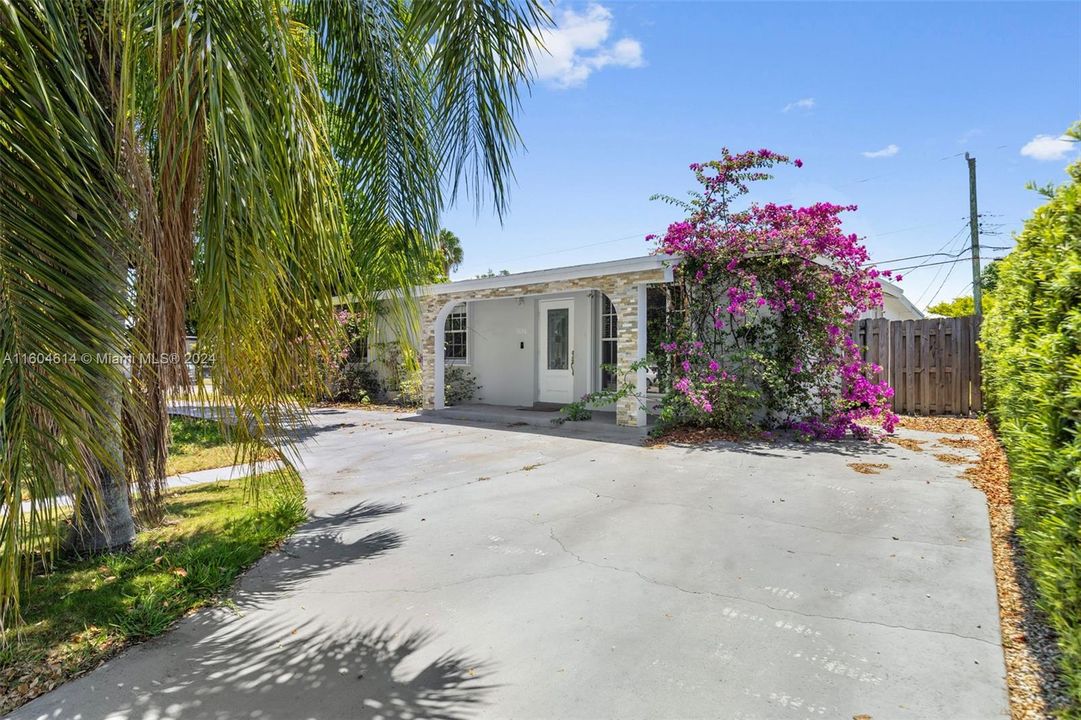 Active With Contract: $699,000 (4 beds, 2 baths, 1728 Square Feet)