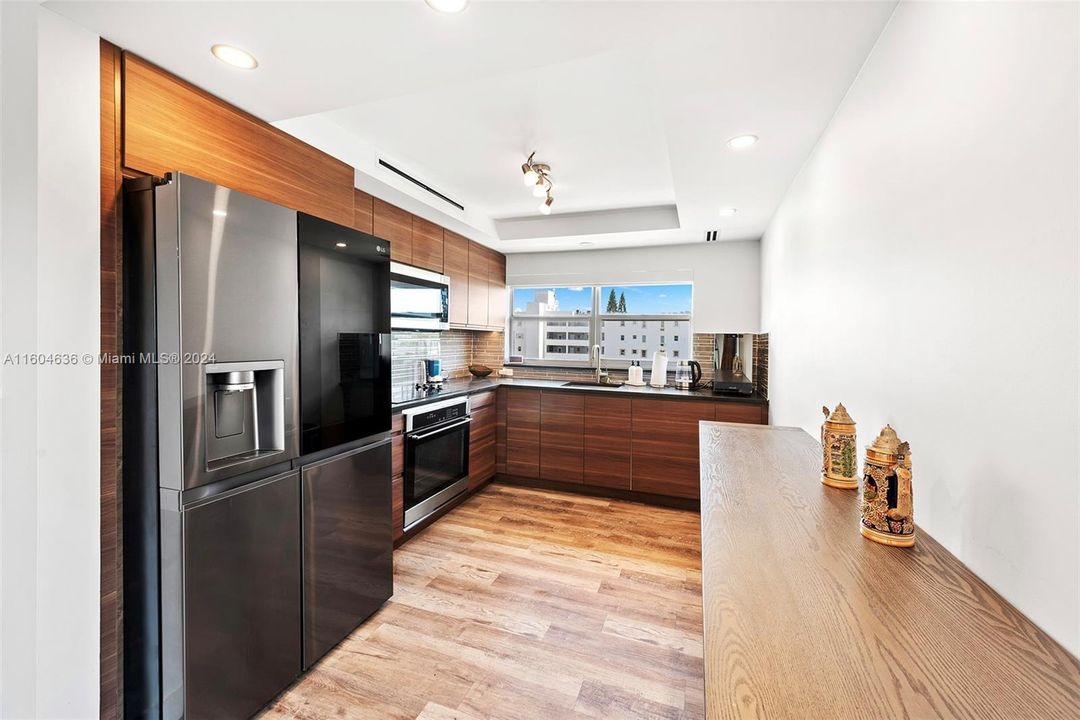 For Sale: $450,000 (2 beds, 2 baths, 821 Square Feet)