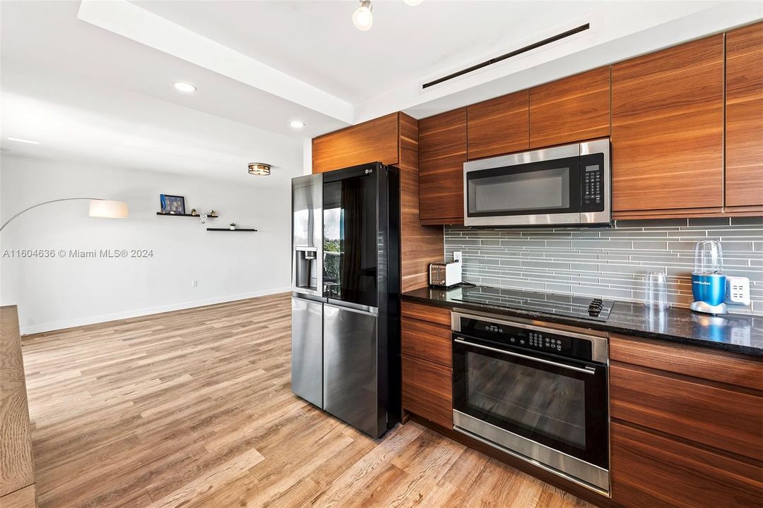 For Sale: $450,000 (2 beds, 2 baths, 821 Square Feet)