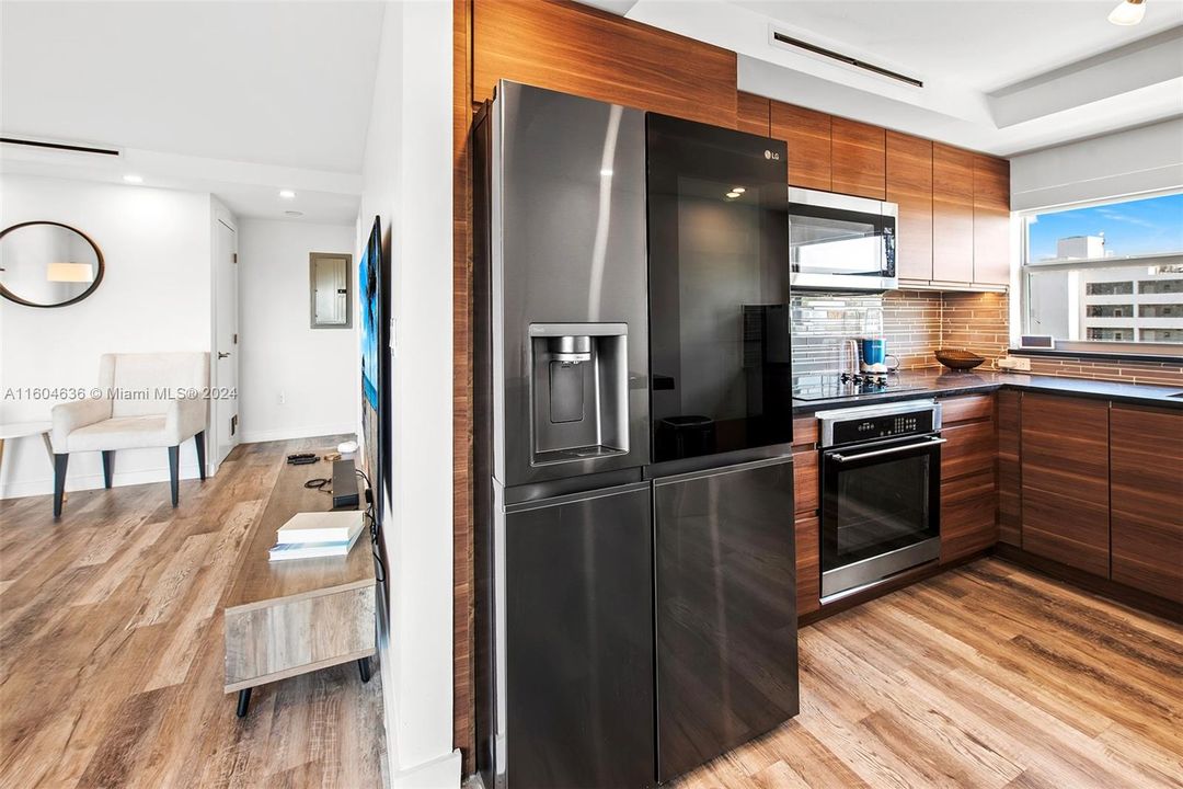 For Sale: $450,000 (2 beds, 2 baths, 821 Square Feet)