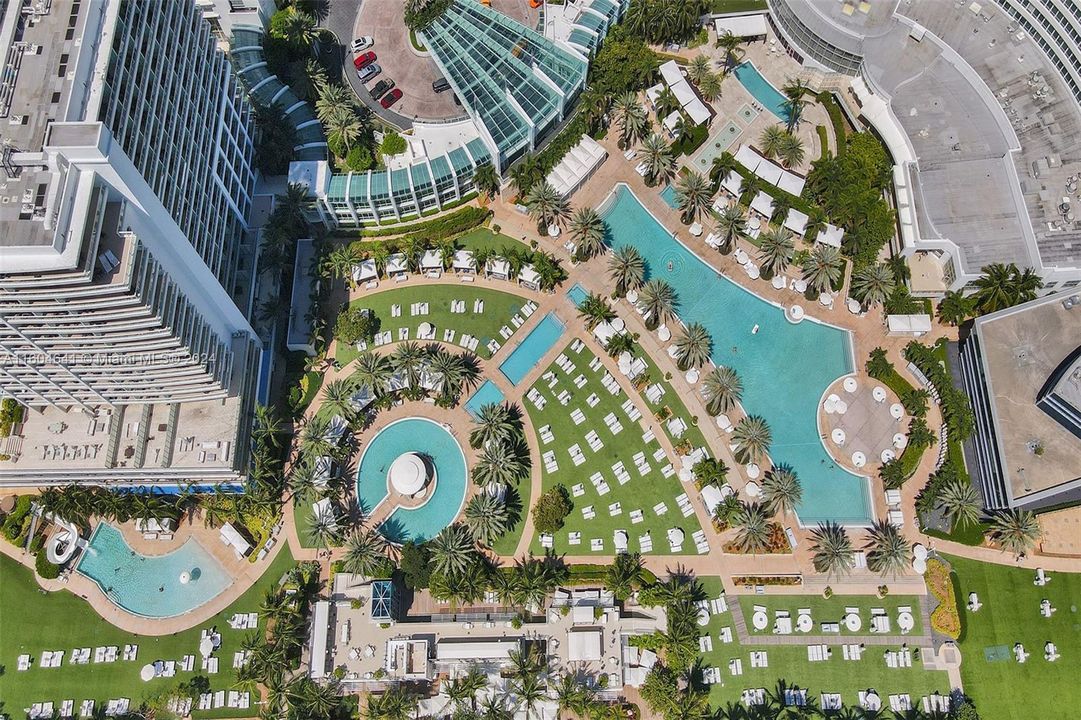 Fontainebleau Amenities