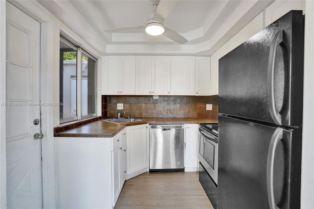 For Sale: $415,000 (2 beds, 1 baths, 1067 Square Feet)