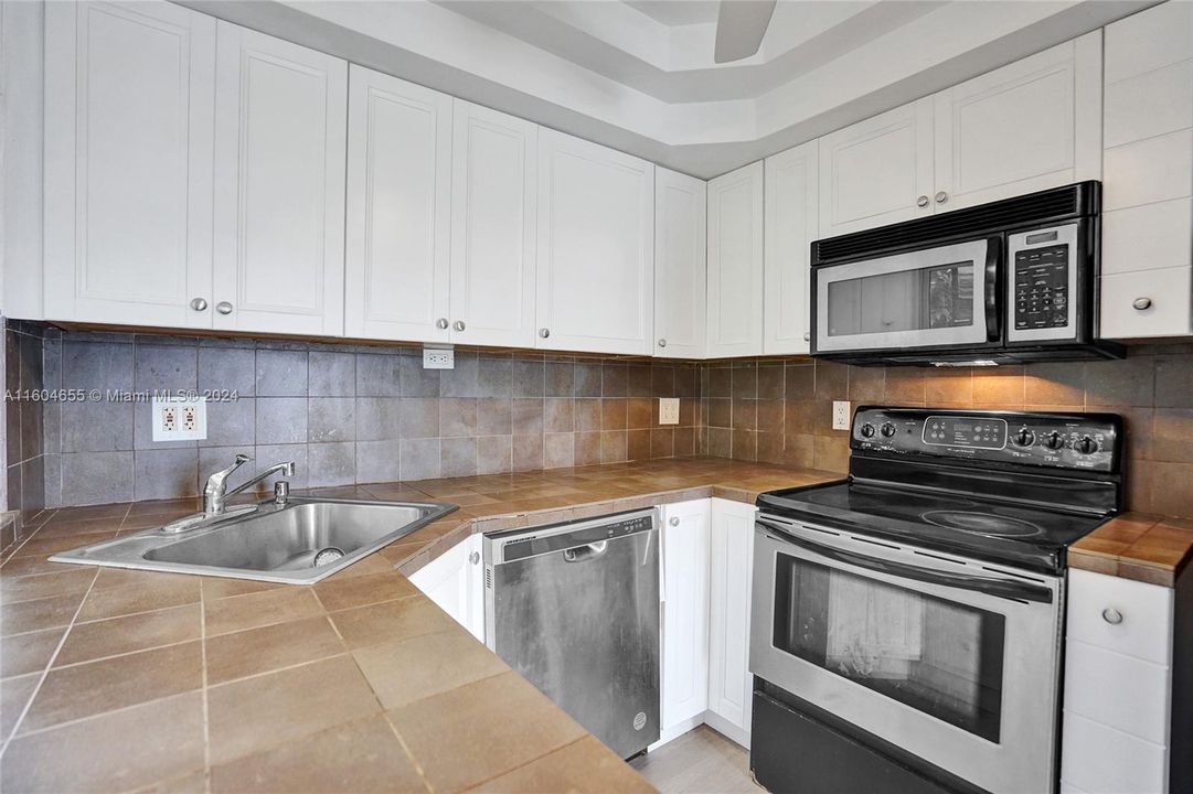 For Sale: $415,000 (2 beds, 1 baths, 1067 Square Feet)