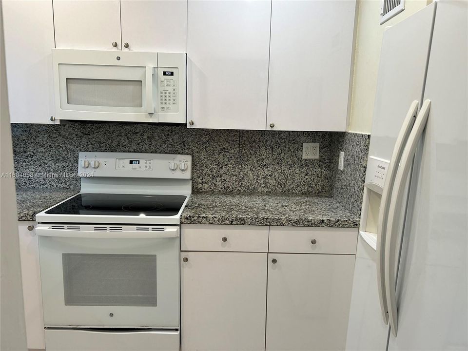 Active With Contract: $335,000 (1 beds, 1 baths, 665 Square Feet)