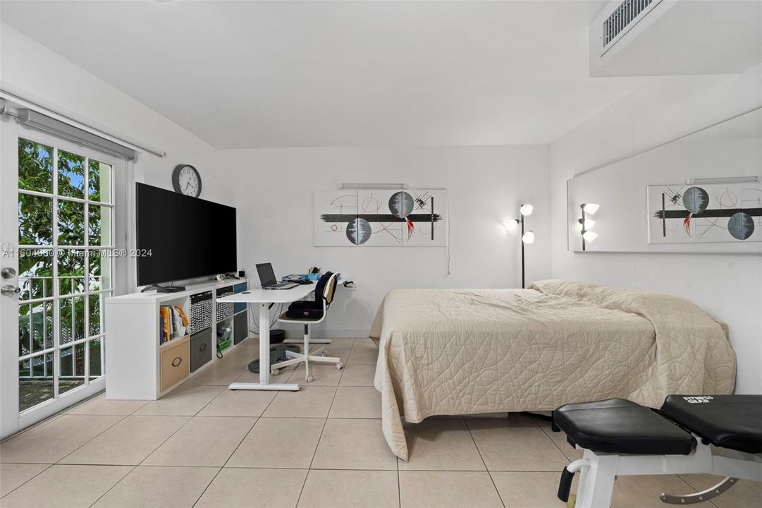 For Sale: $260,000 (2 beds, 1 baths, 896 Square Feet)