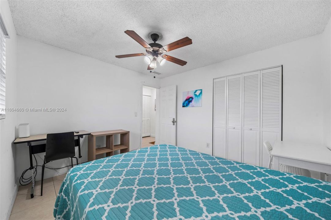 For Sale: $260,000 (2 beds, 1 baths, 896 Square Feet)