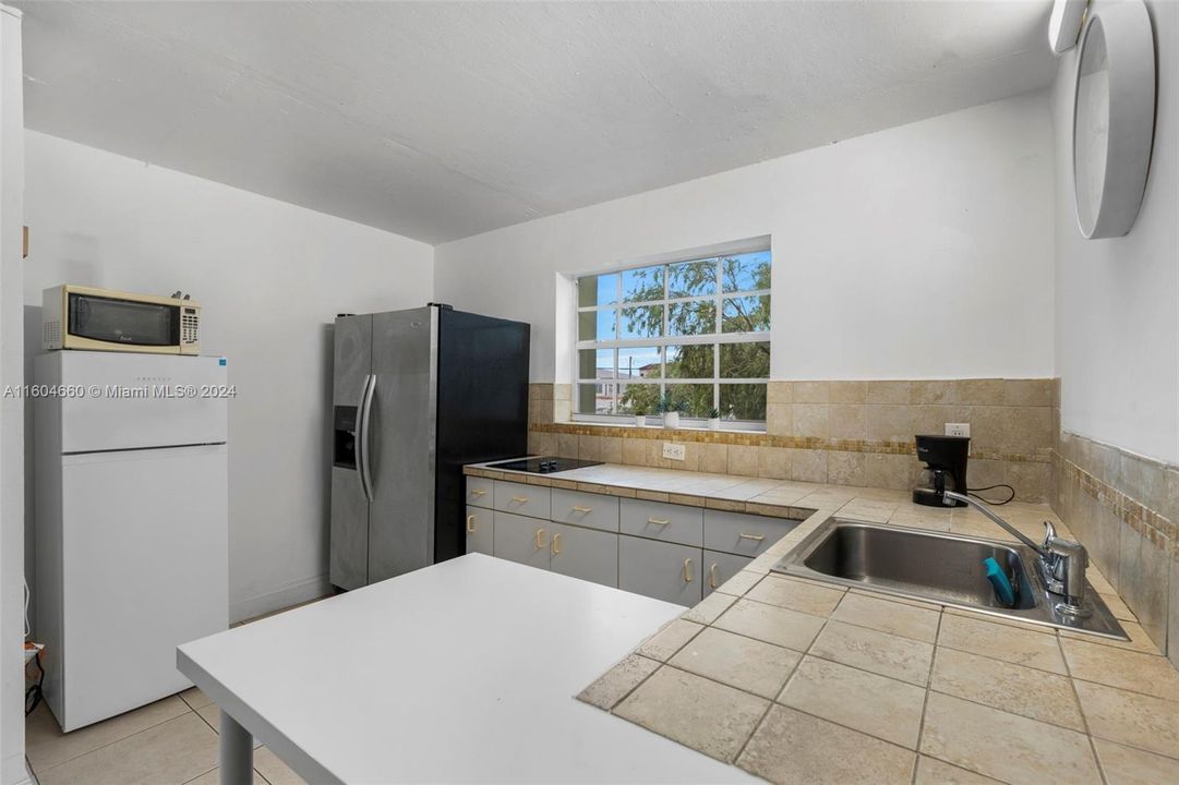 For Sale: $260,000 (2 beds, 1 baths, 896 Square Feet)
