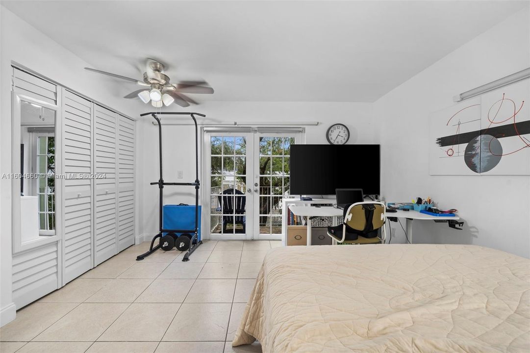 For Sale: $260,000 (2 beds, 1 baths, 896 Square Feet)