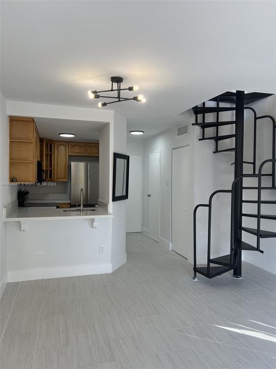 Active With Contract: $2,100 (1 beds, 1 baths, 746 Square Feet)