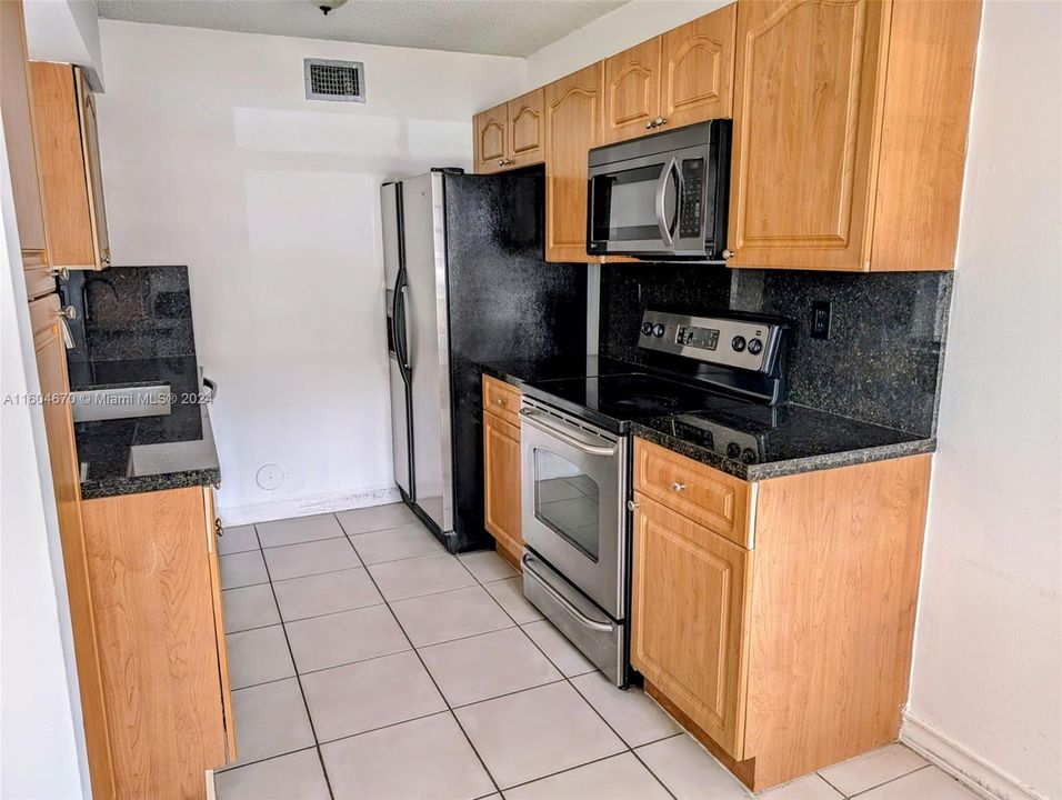 For Sale: $322,000 (1 beds, 1 baths, 899 Square Feet)