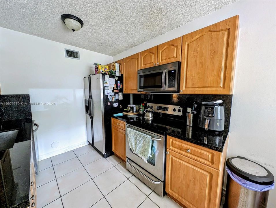 For Sale: $322,000 (1 beds, 1 baths, 899 Square Feet)