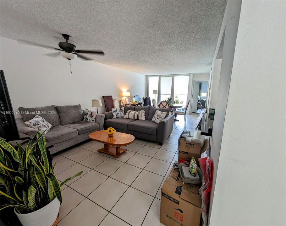 For Sale: $322,000 (1 beds, 1 baths, 899 Square Feet)