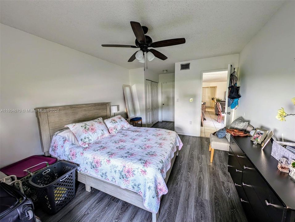 For Sale: $322,000 (1 beds, 1 baths, 899 Square Feet)