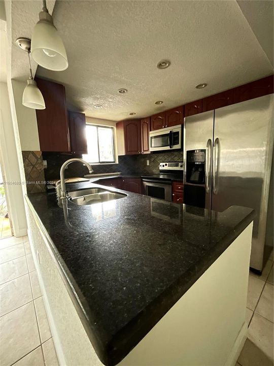 For Sale: $199,000 (2 beds, 2 baths, 905 Square Feet)