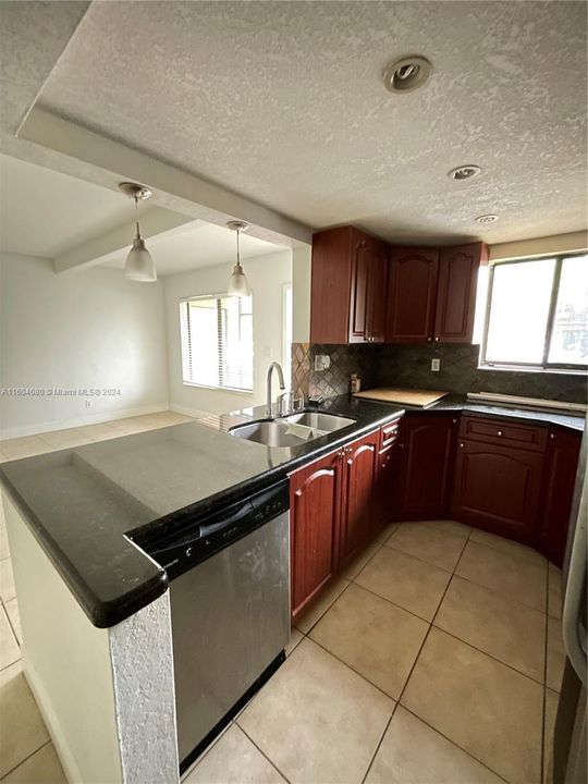 For Sale: $199,000 (2 beds, 2 baths, 905 Square Feet)