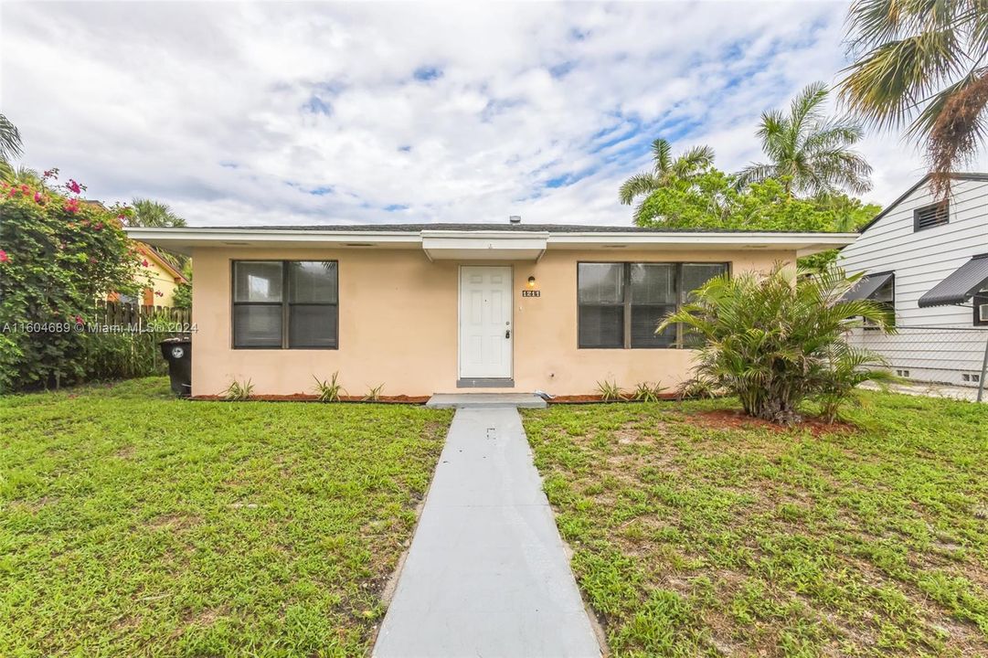 For Sale: $400,000 (3 beds, 2 baths, 1274 Square Feet)