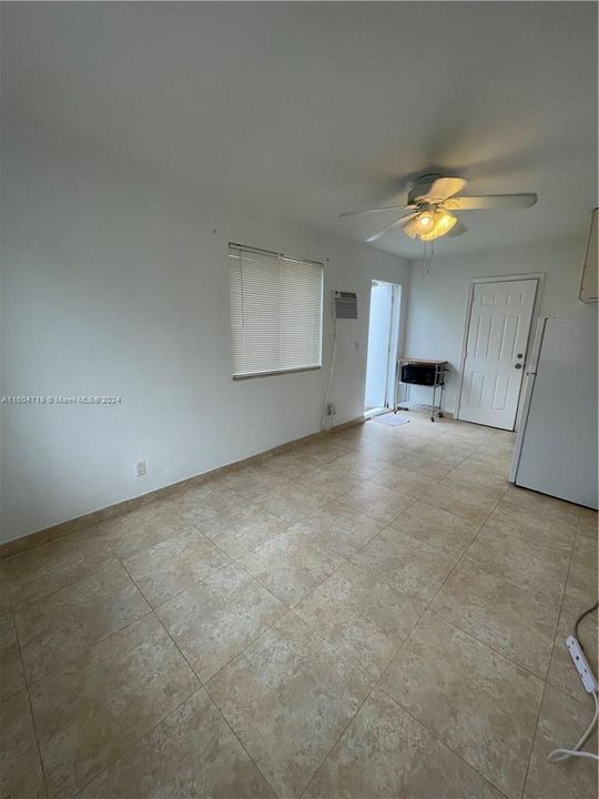 For Rent: $1,100 (0 beds, 1 baths, 1365 Square Feet)