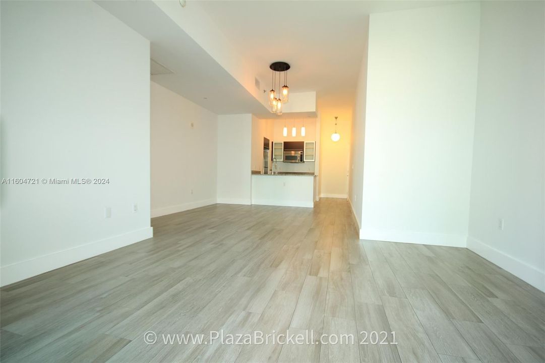 Active With Contract: $2,900 (1 beds, 1 baths, 704 Square Feet)