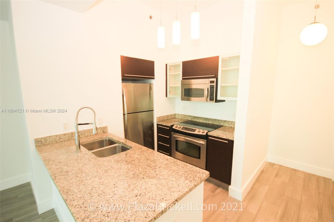 Active With Contract: $2,900 (1 beds, 1 baths, 704 Square Feet)