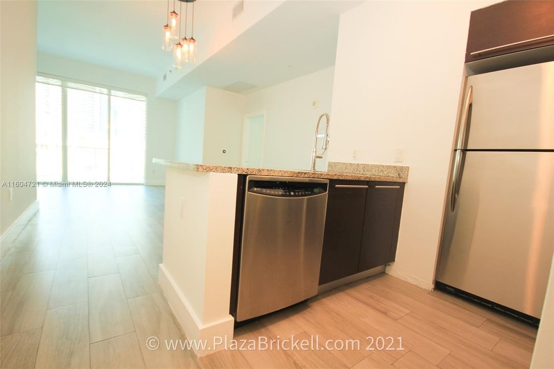 Active With Contract: $2,900 (1 beds, 1 baths, 704 Square Feet)