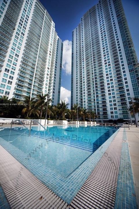 Active With Contract: $2,900 (1 beds, 1 baths, 704 Square Feet)