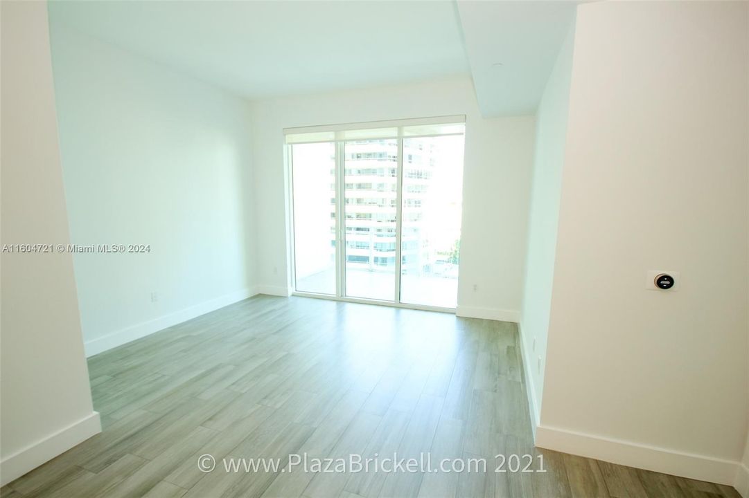 Active With Contract: $2,900 (1 beds, 1 baths, 704 Square Feet)