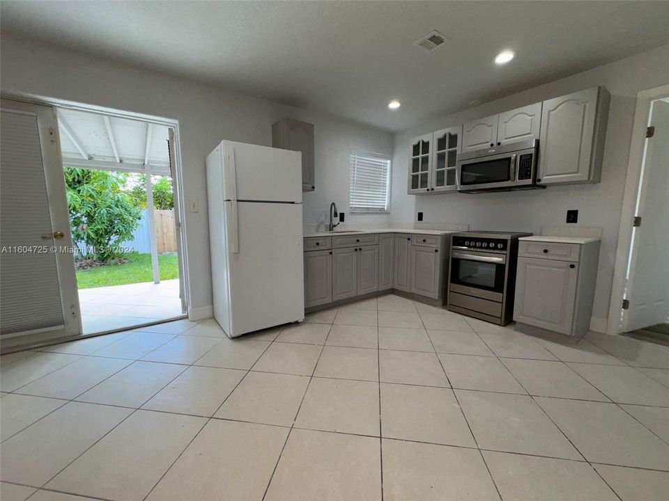 For Rent: $3,650 (3 beds, 2 baths, 1470 Square Feet)