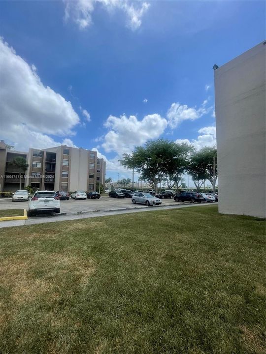 Active With Contract: $2,100 (2 beds, 1 baths, 760 Square Feet)