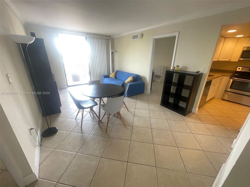 Active With Contract: $2,100 (2 beds, 1 baths, 760 Square Feet)