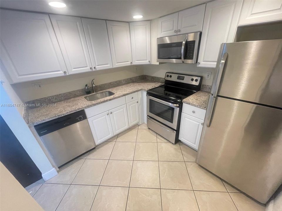 Active With Contract: $2,100 (2 beds, 1 baths, 760 Square Feet)