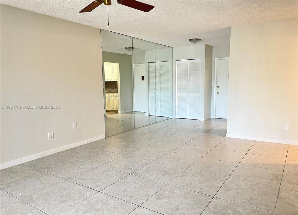 For Rent: $1,800 (1 beds, 1 baths, 707 Square Feet)