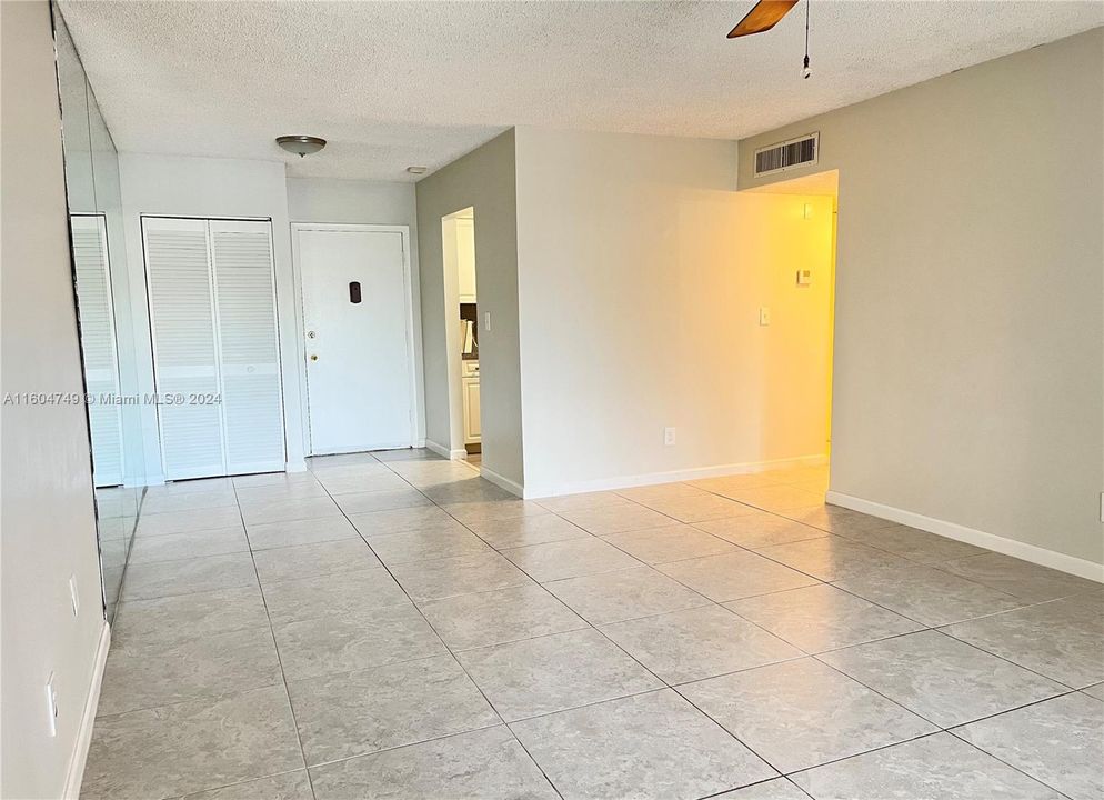For Rent: $1,800 (1 beds, 1 baths, 707 Square Feet)