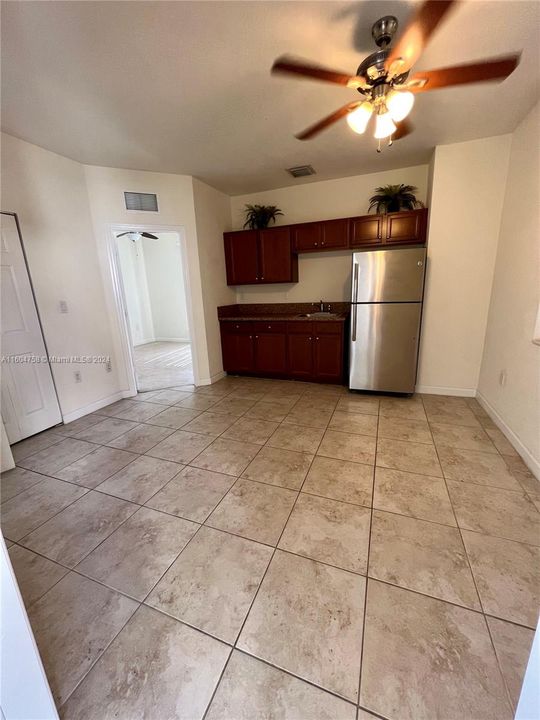 Active With Contract: $1,500 (1 beds, 1 baths, 800 Square Feet)