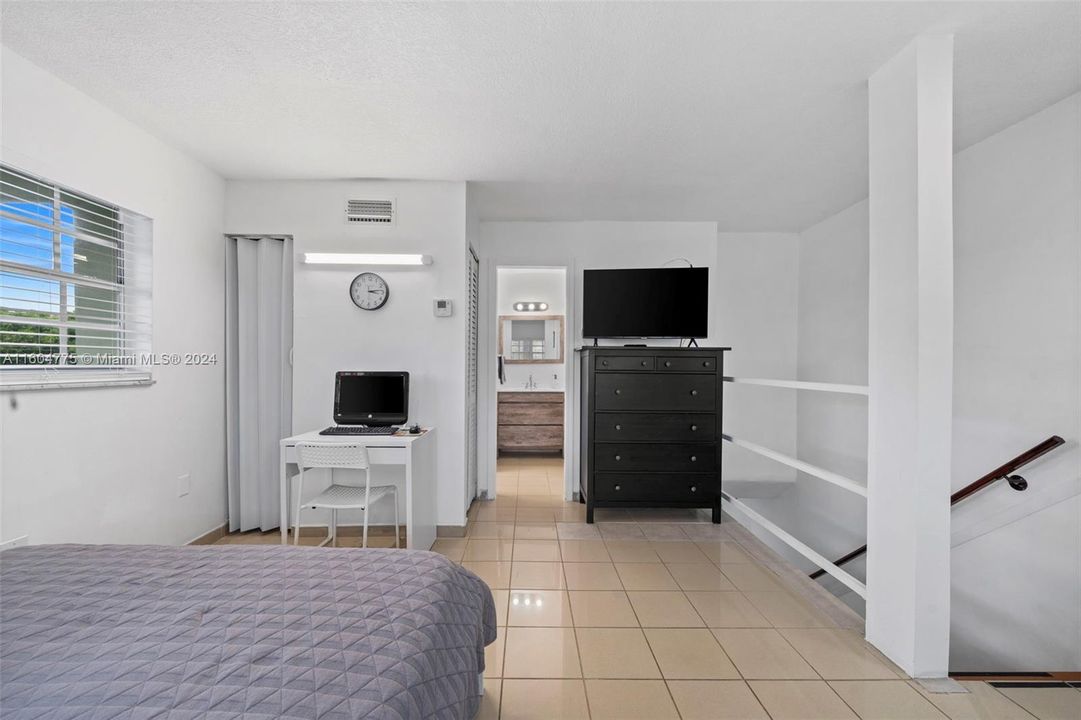 For Sale: $240,000 (1 beds, 1 baths, 723 Square Feet)