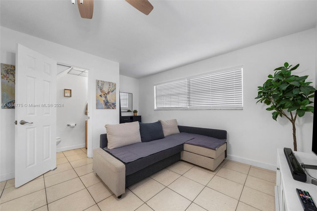 For Sale: $240,000 (1 beds, 1 baths, 723 Square Feet)