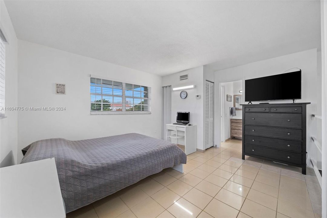 For Sale: $240,000 (1 beds, 1 baths, 723 Square Feet)