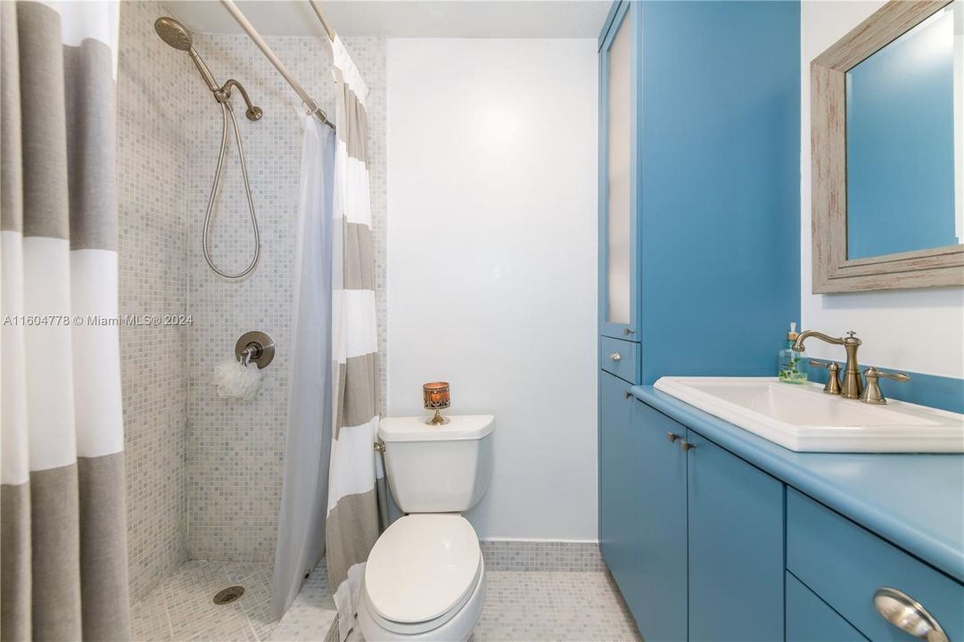 Active With Contract: $1,900 (1 beds, 1 baths, 801 Square Feet)