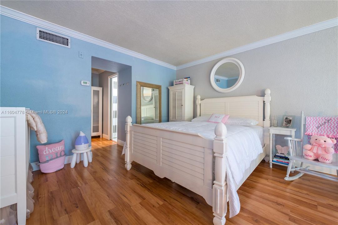 Active With Contract: $1,900 (1 beds, 1 baths, 801 Square Feet)