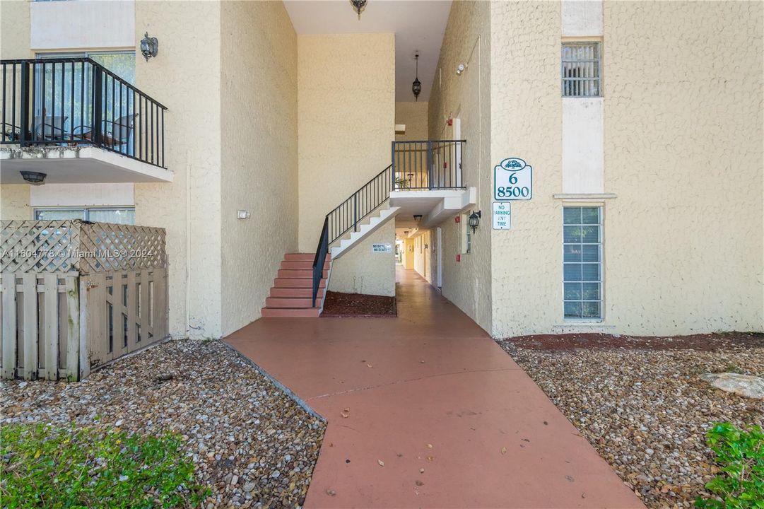 Active With Contract: $1,900 (1 beds, 1 baths, 801 Square Feet)