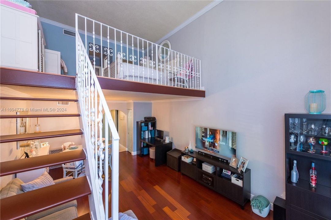 Active With Contract: $1,900 (1 beds, 1 baths, 801 Square Feet)
