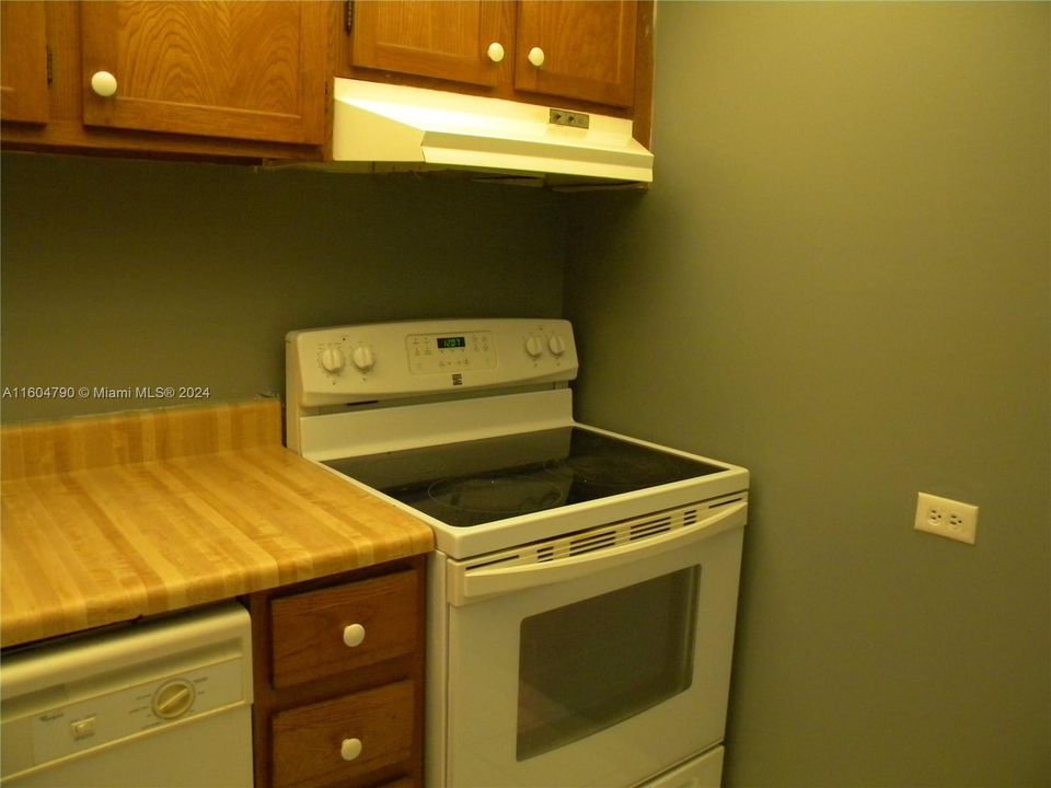 For Sale: $140,000 (1 beds, 1 baths, 800 Square Feet)