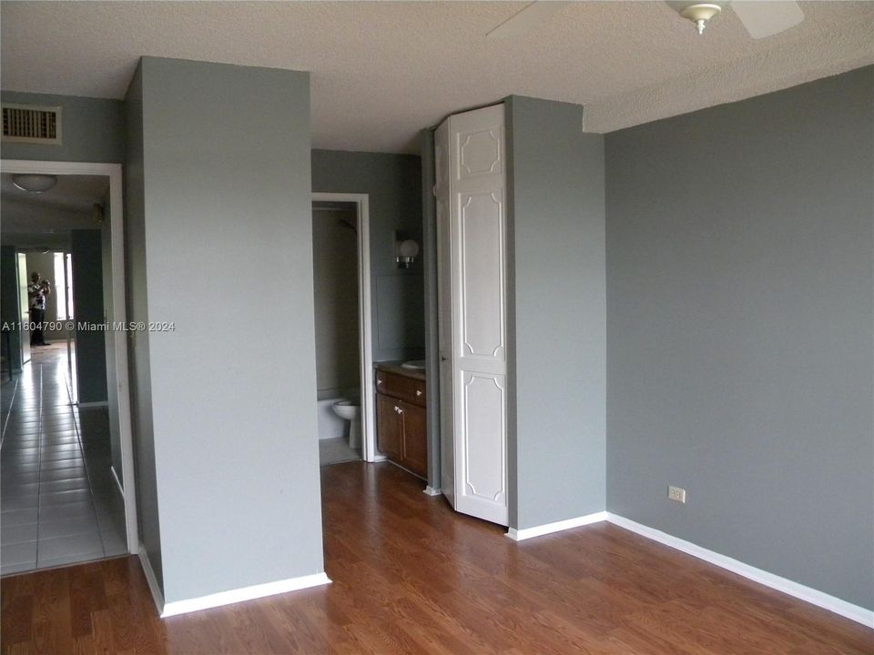 For Sale: $140,000 (1 beds, 1 baths, 800 Square Feet)