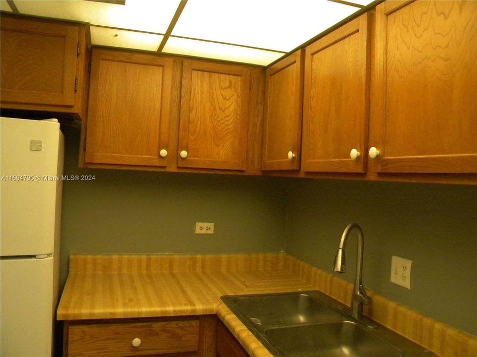 For Sale: $140,000 (1 beds, 1 baths, 800 Square Feet)