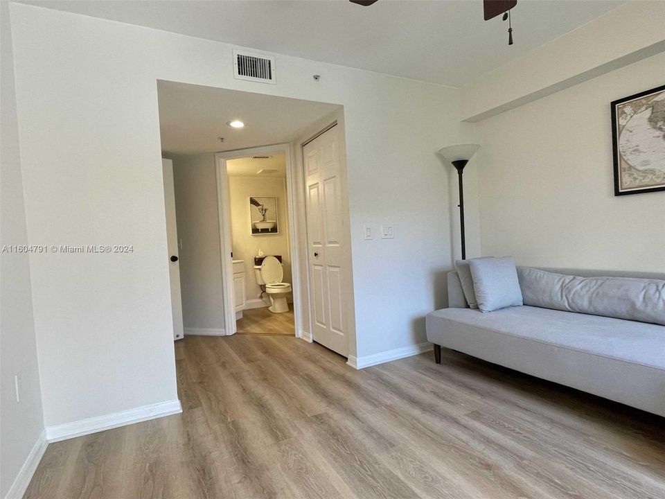 For Sale: $435,000 (2 beds, 2 baths, 1054 Square Feet)